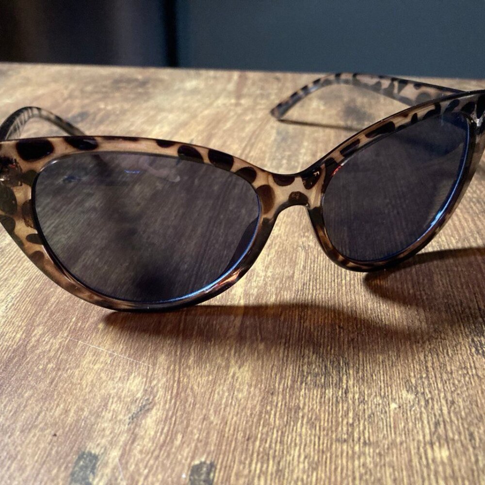 NWOT Unbranded Women's Tortoise Shell Cat Eye Sunglasses with Dark Lenses - Picture 2 of 7